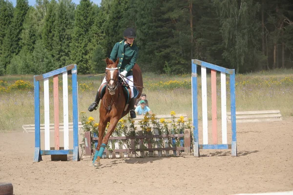 Yoshkar-Ola, RUSIA, 29 de julio de 2018: Carreras de caballos y saltos — Foto de Stock