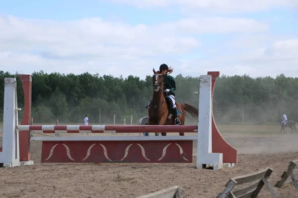 Yoshkar-Ola, RUSSIA, July 29, 2018: Horse racing and jumping on — Stock Photo, Image