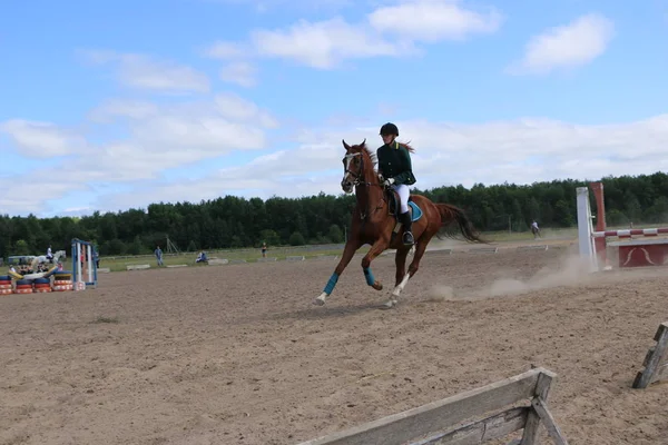 Yoshkar-Ola, RUSSIA, July 29, 2018: Horse racing and jumping on — Stock Photo, Image