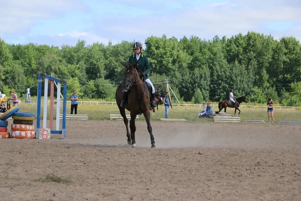 Yoshkar-Ola, Rusko, 29 července 2018: Koňské dostihy a skákání na — Stock fotografie