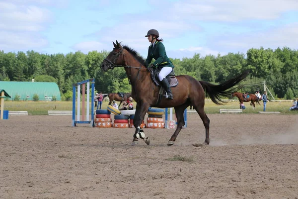 Yoshkar-Ola, Rusland, juli 29, 2018: Paardenrennen en springen op — Stockfoto