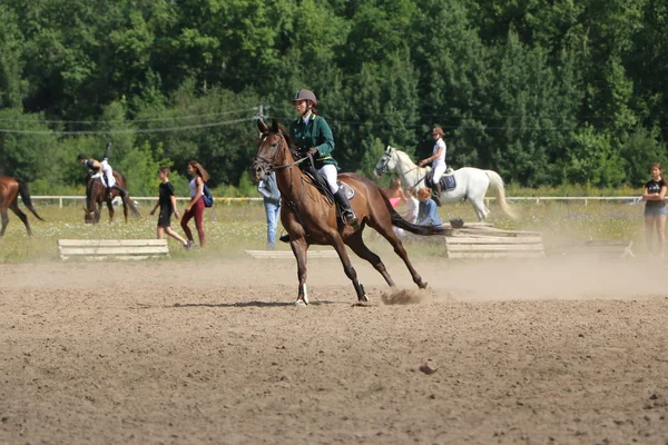 Yoshkar-Ola, RUSSIA, 29 de julho de 2018: Corrida de cavalos e salto — Fotografia de Stock