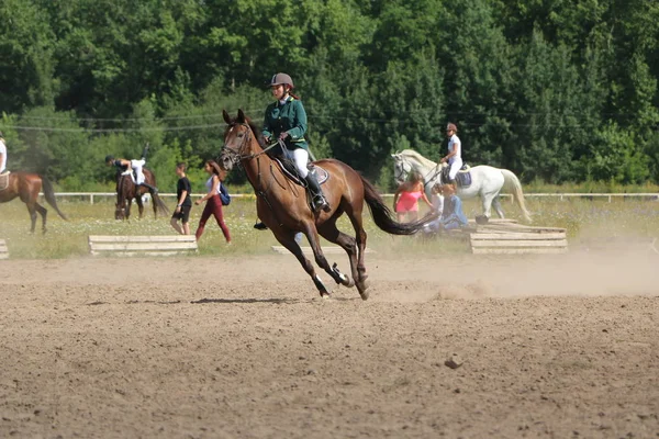 Joschkar-ola, russland, 29. Juli 2018: Pferderennen und Springen — Stockfoto