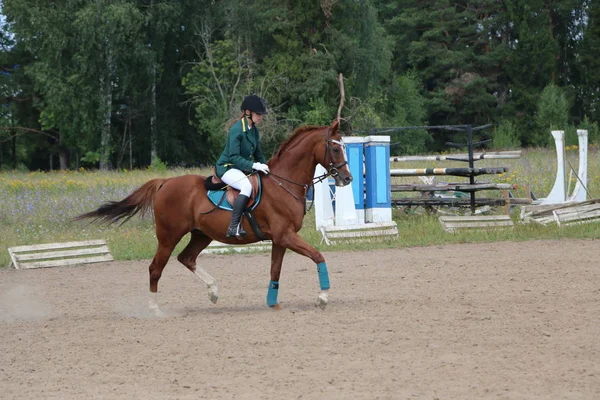 Yoshkar-Ola, Ryssland, 29 juli 2018: Hästkapplöpning och hoppa på — Stockfoto