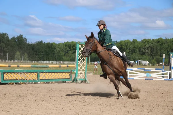 Yoshkar-Ola, RUSSIA, July 29, 2018: Horse racing and jumping on — Stock Photo, Image