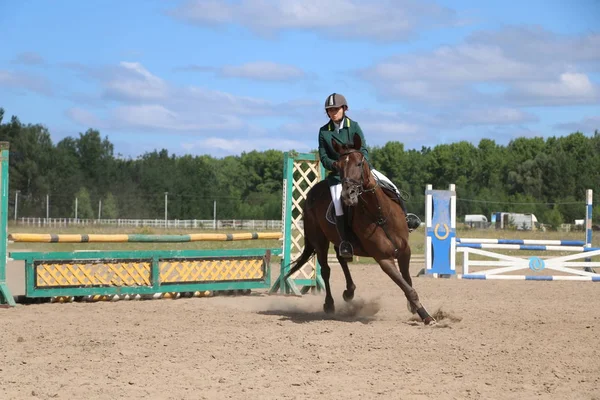 Yoshkar-Ola, RUSIA, 29 de julio de 2018: Carreras de caballos y saltos — Foto de Stock