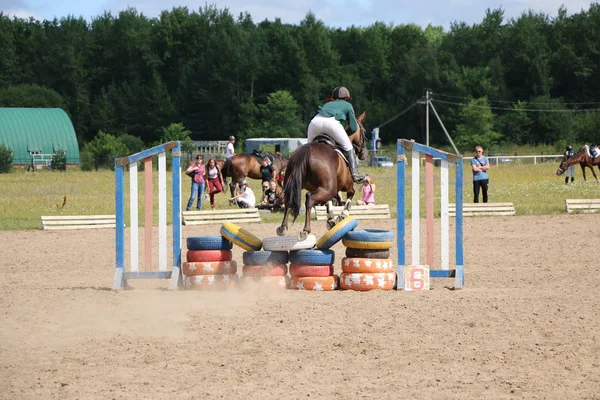 Yoshkar-Ola, RUSSIA, 29 de julho de 2018: Corrida de cavalos e salto — Fotografia de Stock