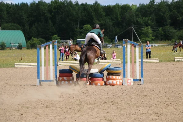 Yoshkar-Ola, RUSSIA, 29 de julho de 2018: Corrida de cavalos e salto — Fotografia de Stock