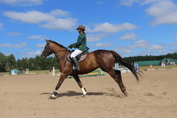 Yoshkar-Ola, Rusland, juli 29, 2018: Paardenrennen en springen op — Stockfoto