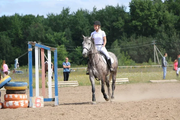 Yoshkar-Ola, Ryssland, 29 juli 2018: Hästkapplöpning och hoppa på — Stockfoto