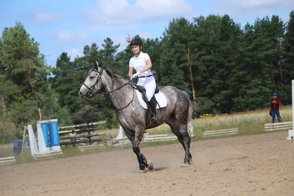 Yoshkar-Ola, RUSIA, 29 de julio de 2018: Carreras de caballos y saltos — Foto de Stock