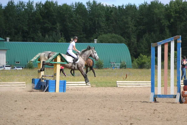 ヨシュカル ・ オラ ロシア、2018 年 7 月 29 日: 競馬とにジャンプ — ストック写真