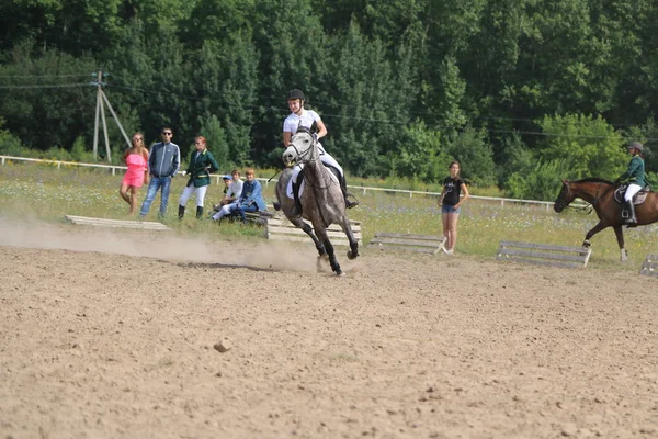 Yoshkar-Ola, RUSIA, 29 de julio de 2018: Carreras de caballos y saltos — Foto de Stock