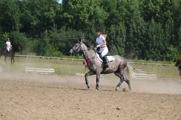 Yoshkar-Ola, Rusland, juli 29, 2018: Paardenrennen en springen op — Stockfoto