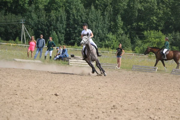 Yoshkar-Ola, Ryssland, 29 juli 2018: Hästkapplöpning och hoppa på — Stockfoto