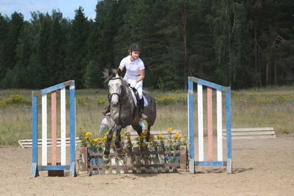 Yoshkar-Ola, Rusland, juli 29, 2018: Paardenrennen en springen op — Stockfoto