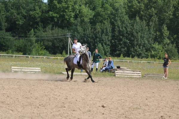 Yoshkar-Ola, RUSIA, 29 de julio de 2018: Carreras de caballos y saltos — Foto de Stock