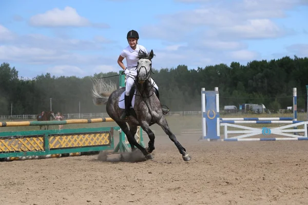 Yoshkar-Ola, Rusland, juli 29, 2018: Paardenrennen en springen op — Stockfoto