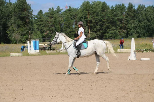 Yoshkar-Ola, RUSIA, 29 de julio de 2018: Carreras de caballos y saltos — Foto de Stock