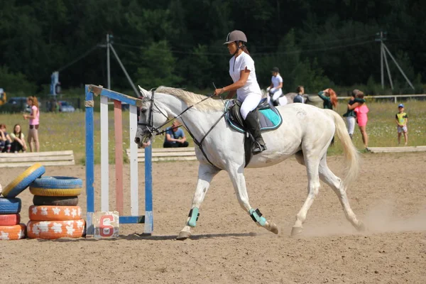 Yoshkar-Ola, RUSSIA, 29 de julho de 2018: Corrida de cavalos e salto — Fotografia de Stock