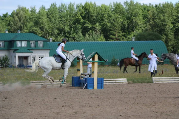 Yoshkar-Ola, RUSSIA, 29 de julho de 2018: Corrida de cavalos e salto — Fotografia de Stock