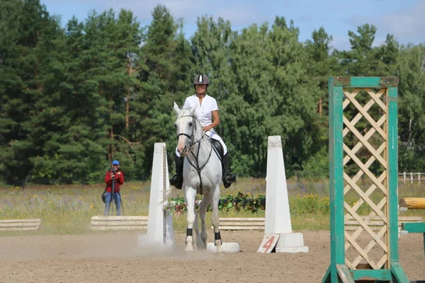 Yoshkar-Ola, RUSSIA, July 29, 2018: Horse racing and jumping on — Stock Photo, Image