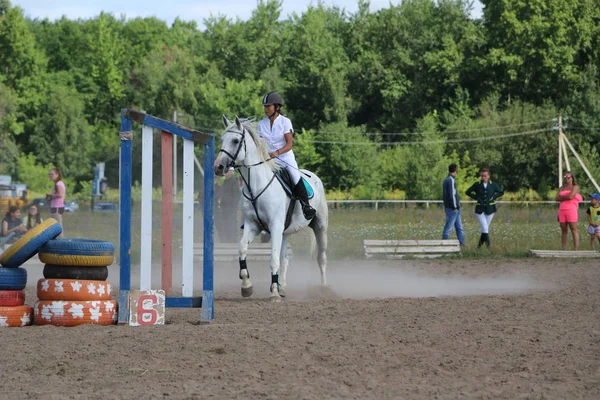 Yoshkar-Ola, RUSSIA, 29 de julho de 2018: Corrida de cavalos e salto — Fotografia de Stock