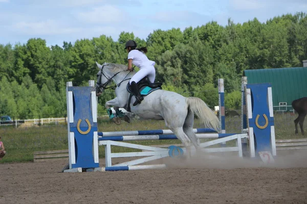 ヨシュカル ・ オラ ロシア、2018 年 7 月 29 日: 競馬とにジャンプ — ストック写真