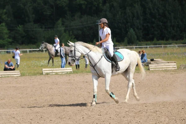 Yoshkar-Ola, Ryssland, 29 juli 2018: Hästkapplöpning och hoppa på — Stockfoto