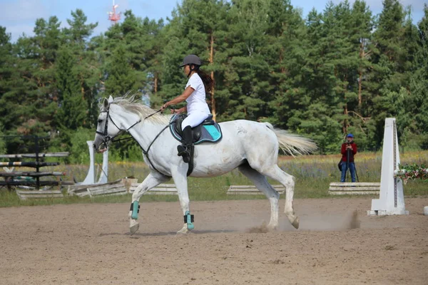 Yoshkar-Ola, RUSSIA, 29 de julho de 2018: Corrida de cavalos e salto — Fotografia de Stock