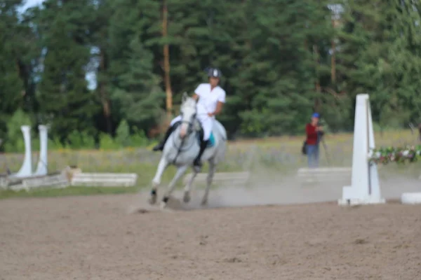 Yoshkar-Ola, RUSIA, 29 de julio de 2018: Carreras de caballos y saltos —  Fotos de Stock