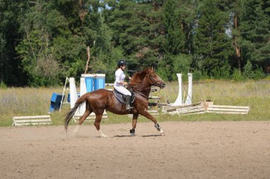 Yoshkar-Ola, Rusya, 29 Temmuz 2018: At yarışı ve atlama 