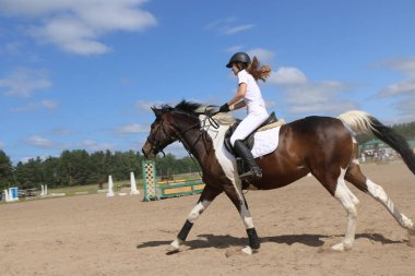 Yoshkar-Ola, Rusya, 29 Temmuz 2018: At yarışı ve atlama 