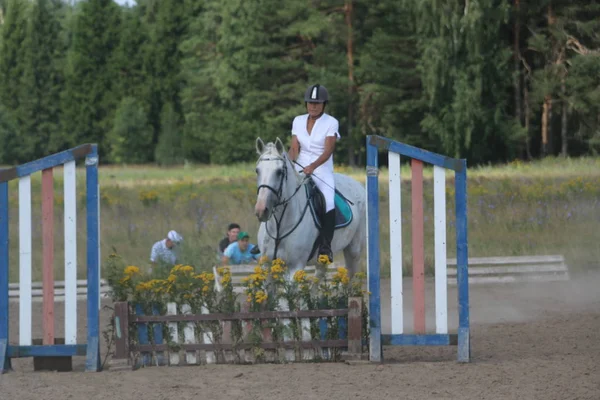 Yoshkar-Ola, Rusland, juli 29, 2018: Paardenrennen en springen op — Stockfoto