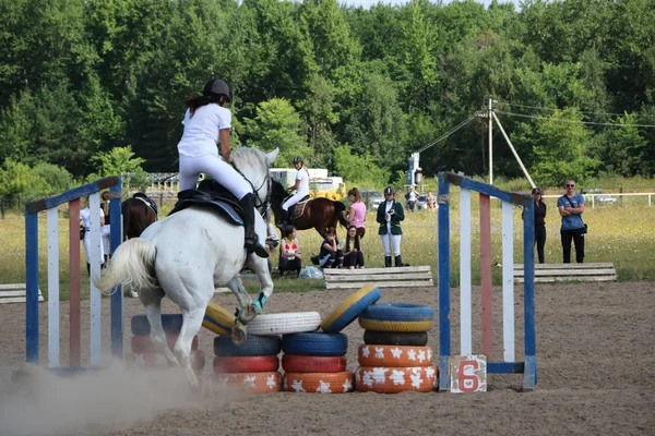 Yoshkar-Ola, RUSSIA, 29 de julho de 2018: Corrida de cavalos e salto — Fotografia de Stock