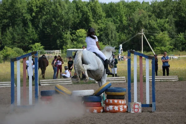 Yoshkar-Ola, RUSSIA, 29 de julho de 2018: Corrida de cavalos e salto — Fotografia de Stock