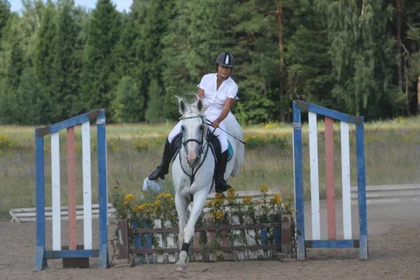 Yoshkar-Ola, RUSSIA, 29 de julho de 2018: Corrida de cavalos e salto — Fotografia de Stock