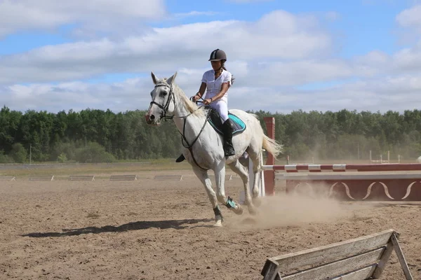 Yoshkar-Ola, RUSSIA, July 29, 2018: Horse racing and jumping on — Stock Photo, Image