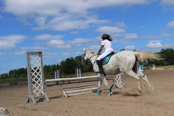 Yoshkar-Ola, RUSIA, 29 de julio de 2018: Carreras de caballos y saltos — Foto de Stock