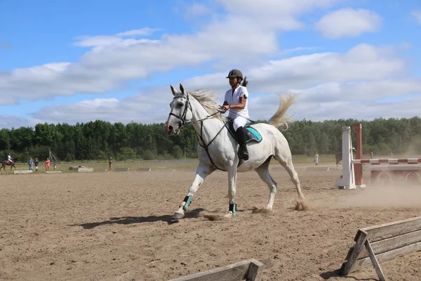 Yoshkar-Ola, RUSSIA, 29 de julho de 2018: Corrida de cavalos e salto — Fotografia de Stock