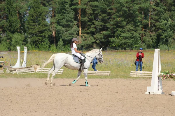 Yoshkar-Ola, Rusland, juli 29, 2018: Paardenrennen en springen op — Stockfoto