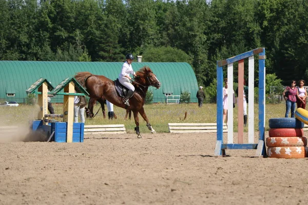 Yoshkar-Ola, RUSSIA, July 29, 2018: Horse racing and jumping on — Stock Photo, Image