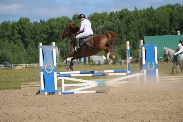 Yoshkar-Ola, RUSSIA, July 29, 2018: Horse racing and jumping on — Stock Photo, Image