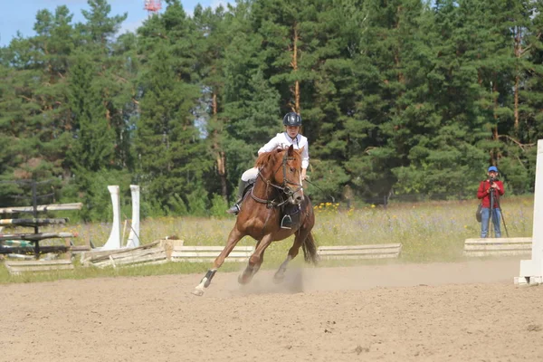 Yoshkar-Ola, RUSSIE, 29 juillet 2018 : Courses hippiques et sauts — Photo