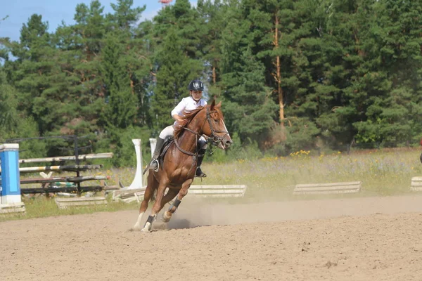 Yoshkar-Ola, Ryssland, 29 juli 2018: Hästkapplöpning och hoppa på — Stockfoto