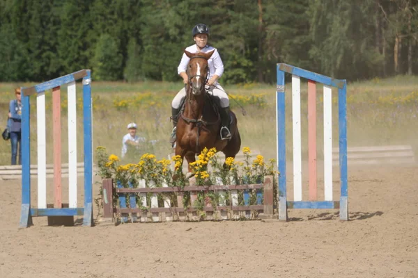 Yoshkar-Ola, RUSIA, 29 de julio de 2018: Carreras de caballos y saltos —  Fotos de Stock