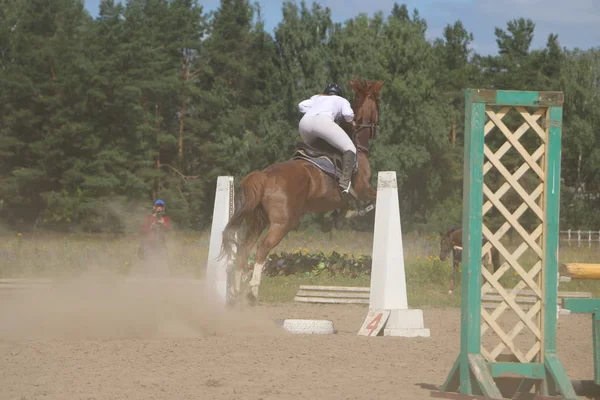 Yoshkar-Ola, Ryssland, 29 juli 2018: Hästkapplöpning och hoppa på — Stockfoto