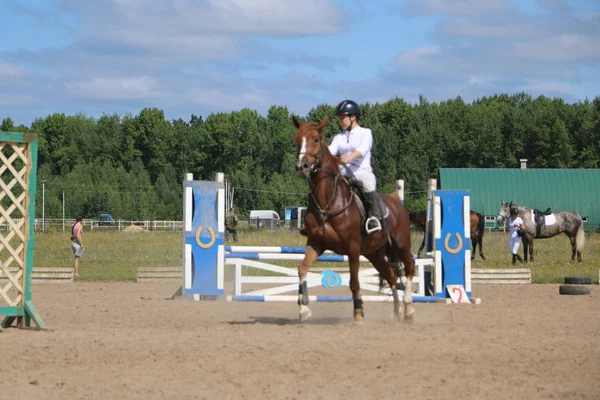 Yoshkar-Ola, RUSSIA, July 29, 2018: Horse racing and jumping on — Stock Photo, Image