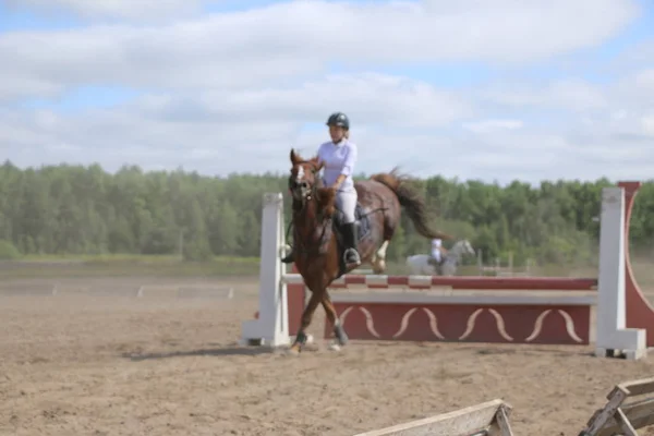 Yoshkar-Ola, Rusland, juli 29, 2018: Paardenrennen en springen op — Stockfoto