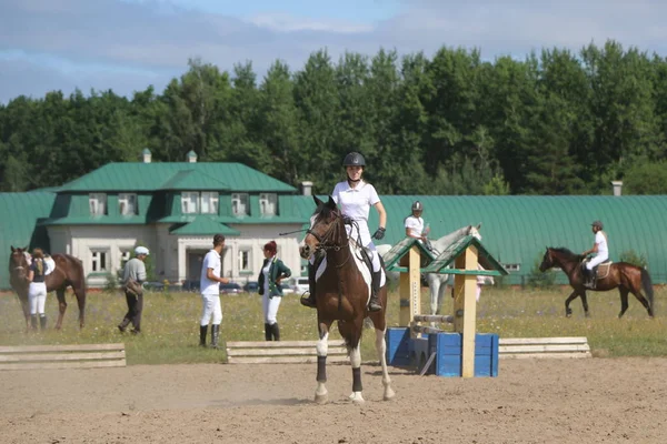 Yoshkar-Ola, RUSSIA, 29 de julho de 2018: Corrida de cavalos e salto — Fotografia de Stock